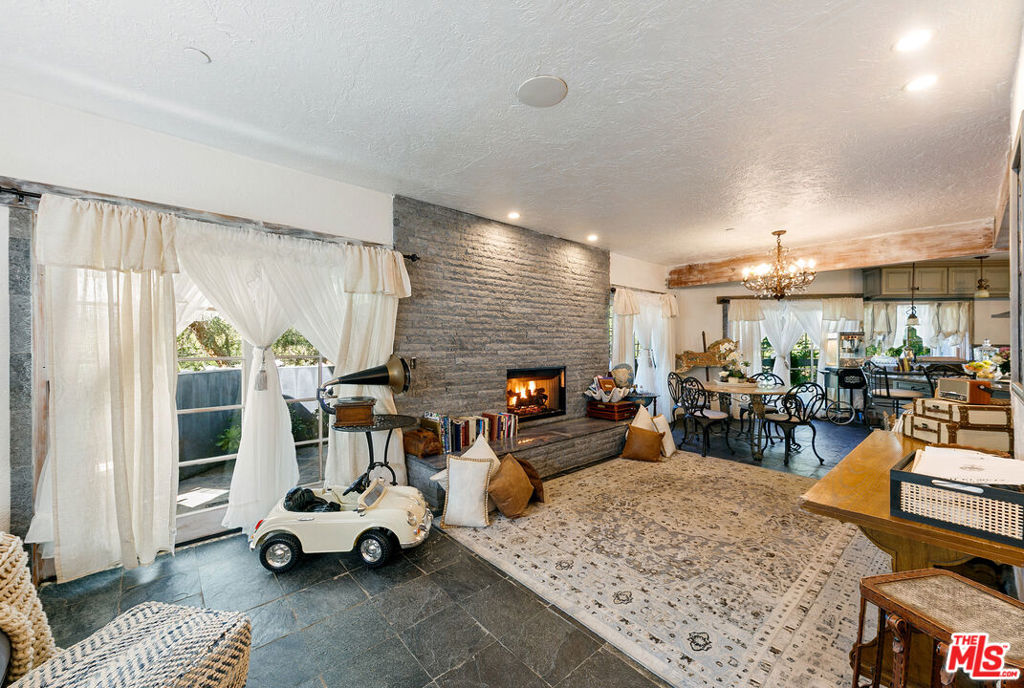 2851 Seabreeze Drive Property Photo 10