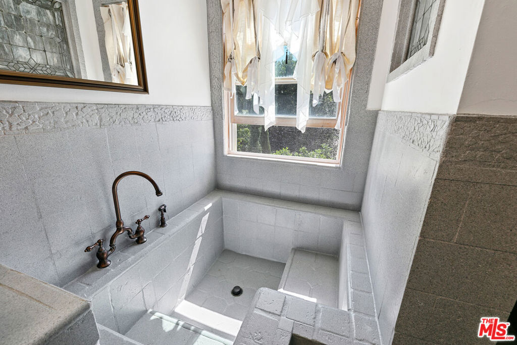 2851 Seabreeze Drive Property Photo 28