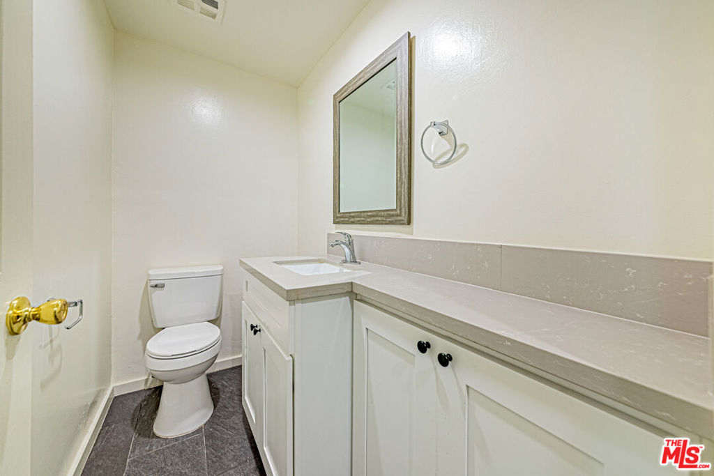 933 S Manhattan Place Property Photo 4