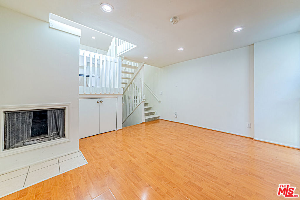 933 S Manhattan Place Property Photo 6