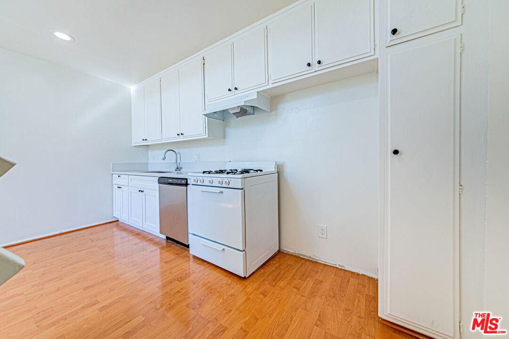 933 S Manhattan Place Property Photo 8