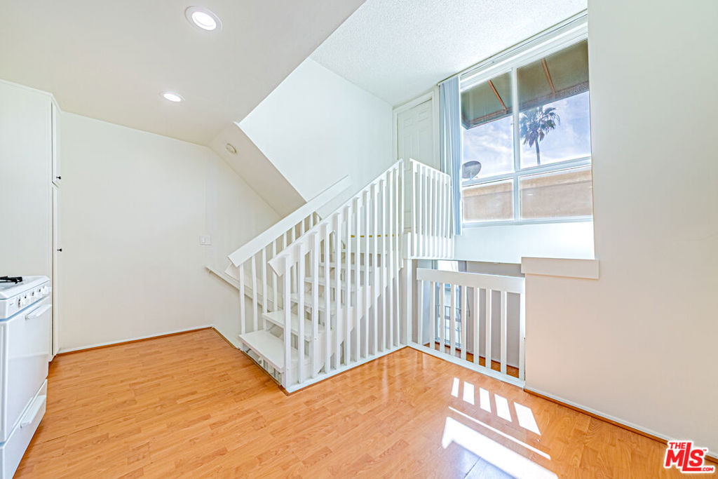 933 S Manhattan Place Property Photo 11