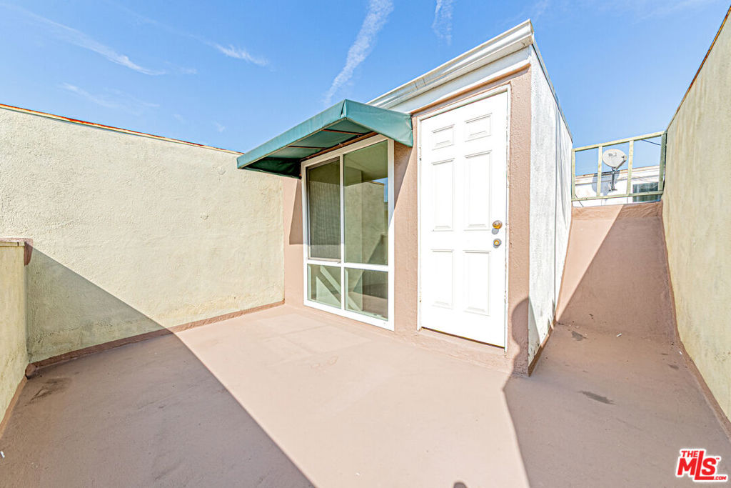 933 S Manhattan Place Property Photo 13