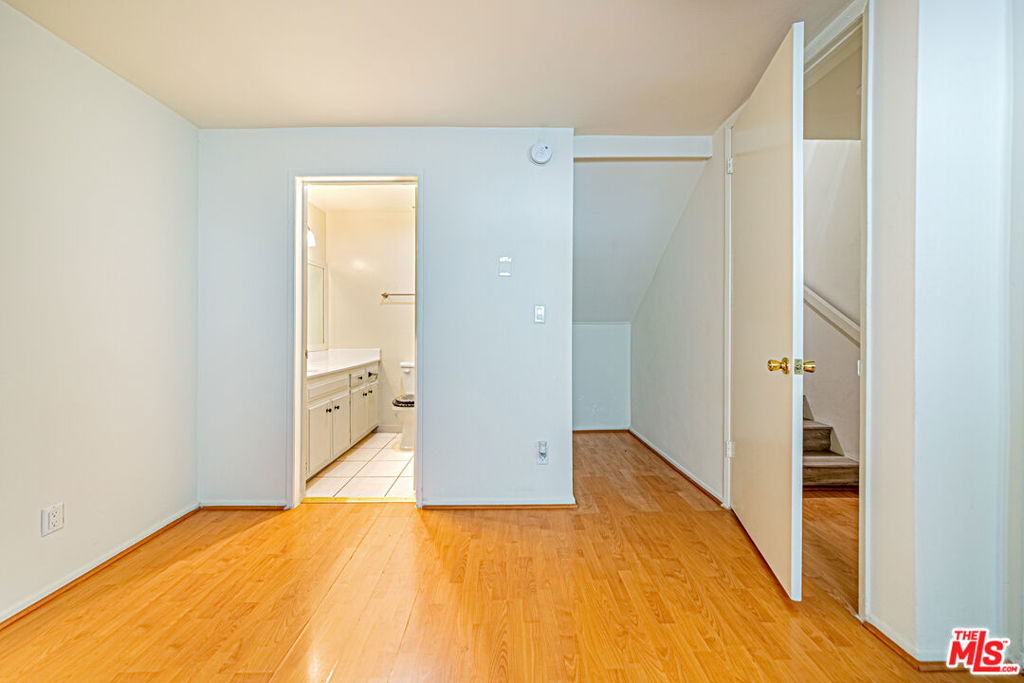 933 S Manhattan Place Property Photo 17