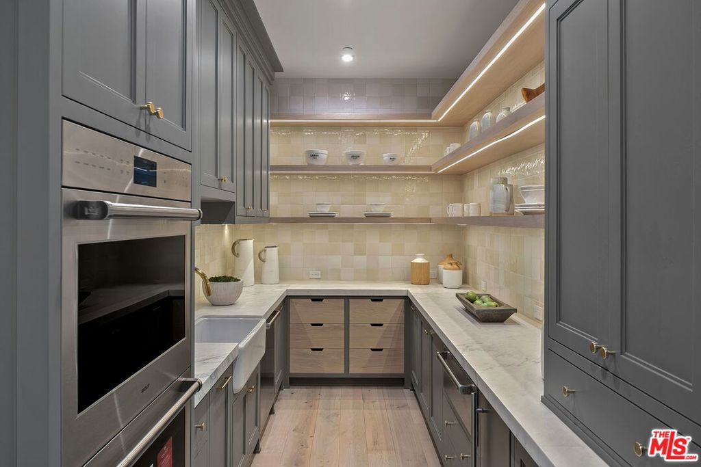 1072 Amalfi Drive Property Photo 16