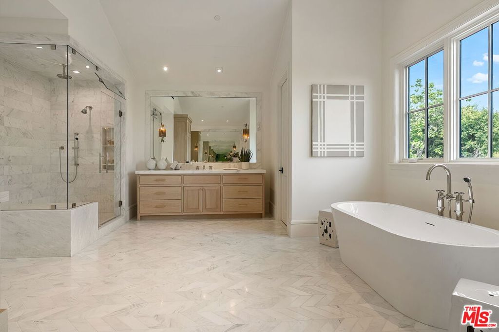 1072 Amalfi Drive Property Photo 22