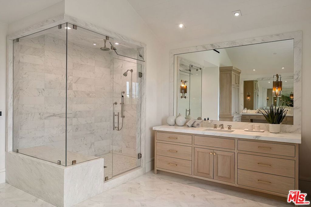 1072 Amalfi Drive Property Photo 23