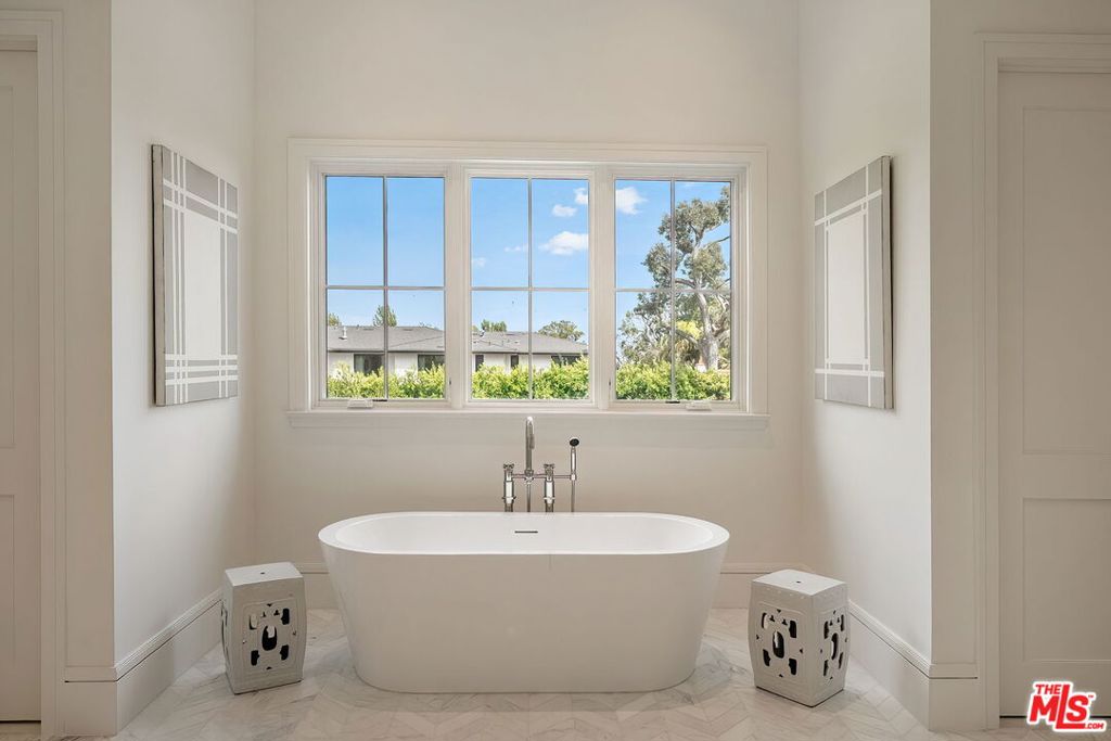 1072 Amalfi Drive Property Photo 24