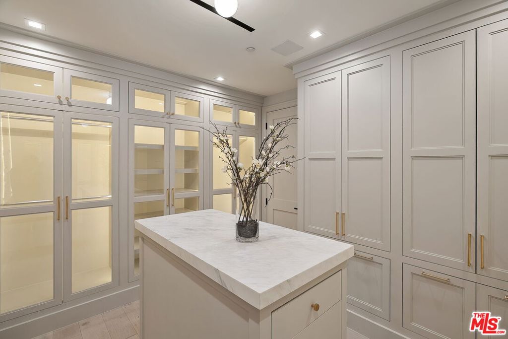 1072 Amalfi Drive Property Photo 26