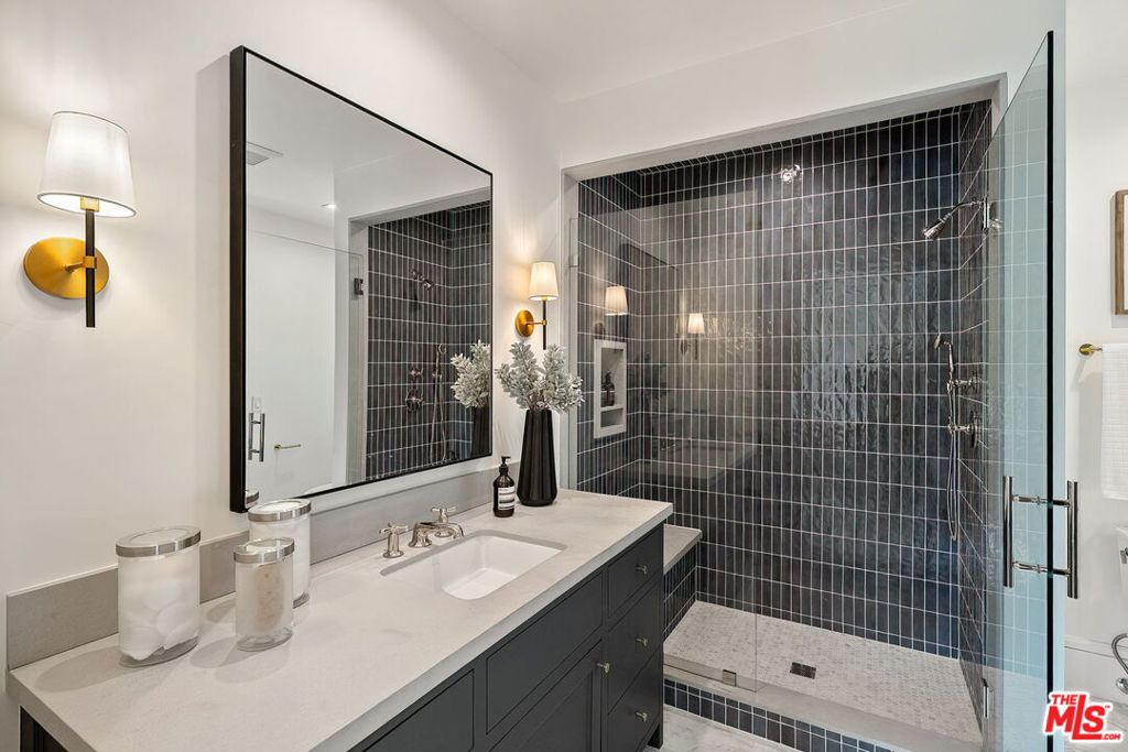 1072 Amalfi Drive Property Photo 29