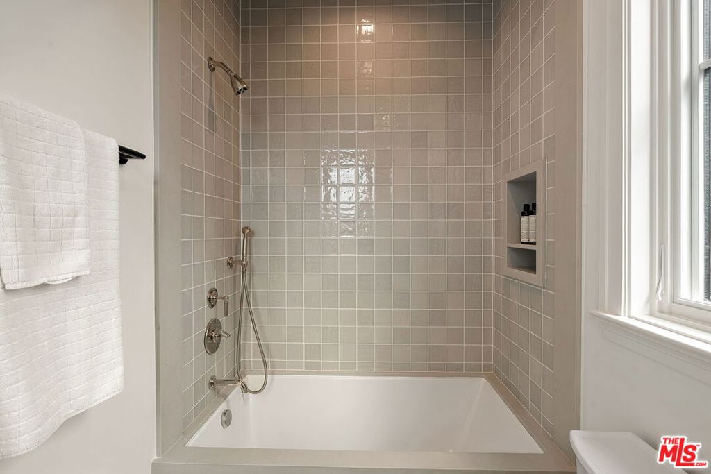 1072 Amalfi Drive Property Photo 33
