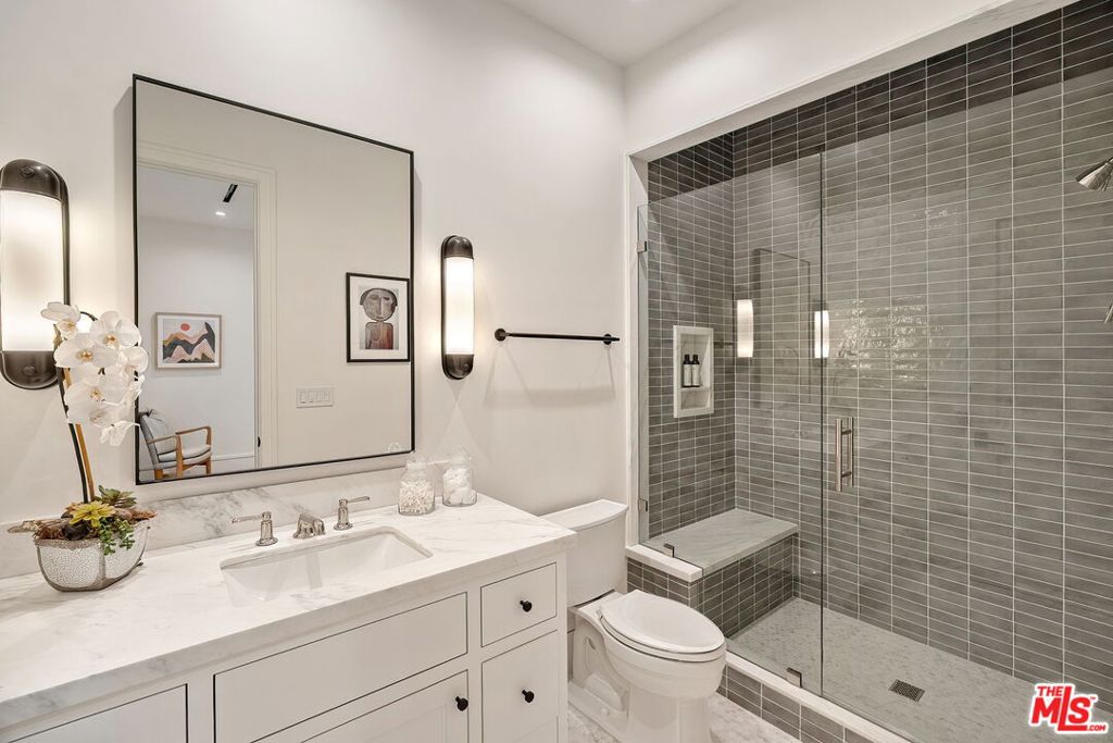 1072 Amalfi Drive Property Photo 46