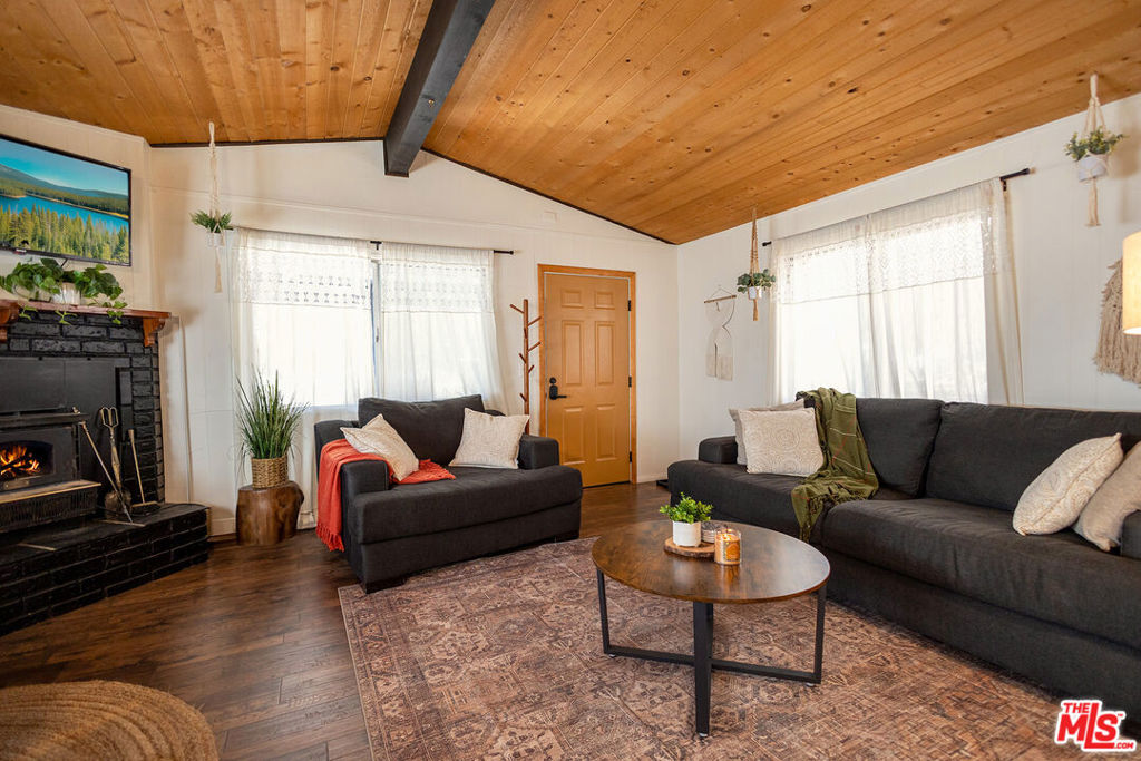 221 Angeles Boulevard Property Photo 3