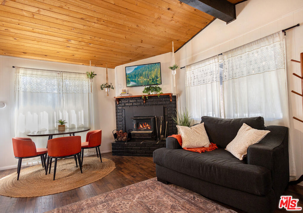 221 Angeles Boulevard Property Photo 4
