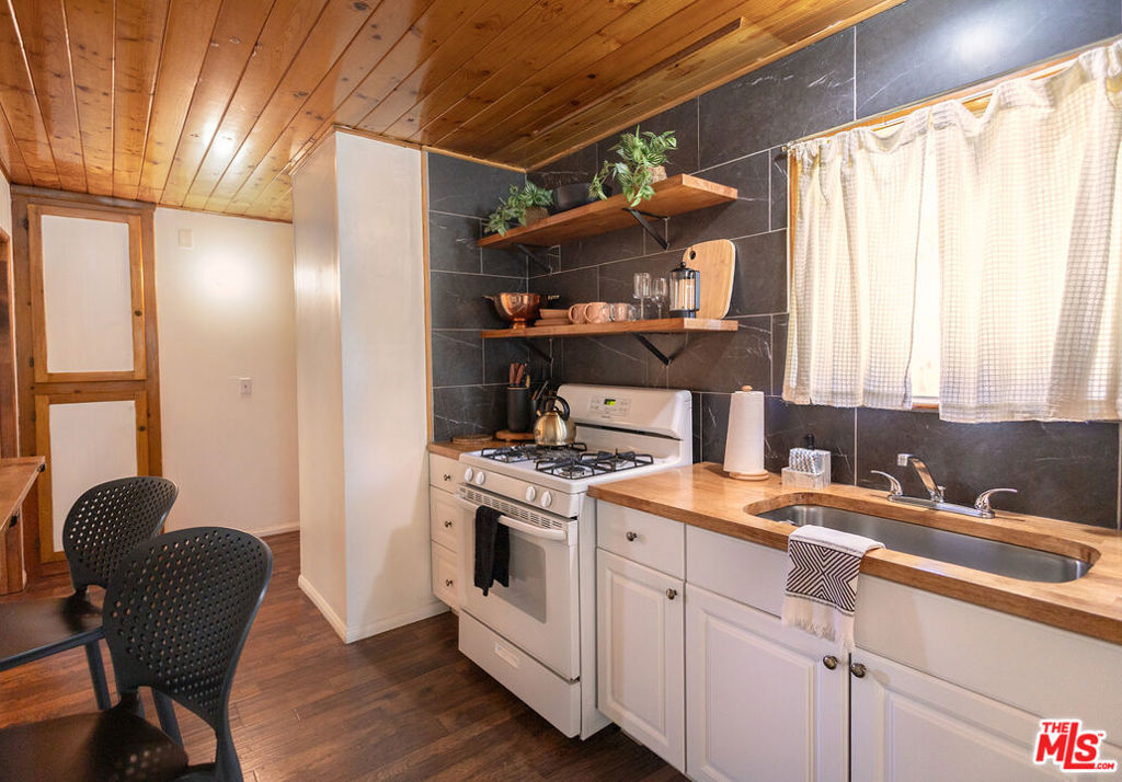 221 Angeles Boulevard Property Photo 6