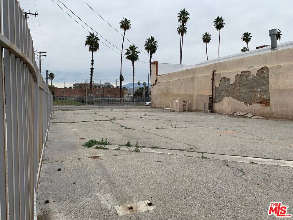 3800 Commerce Street Property Photo 3