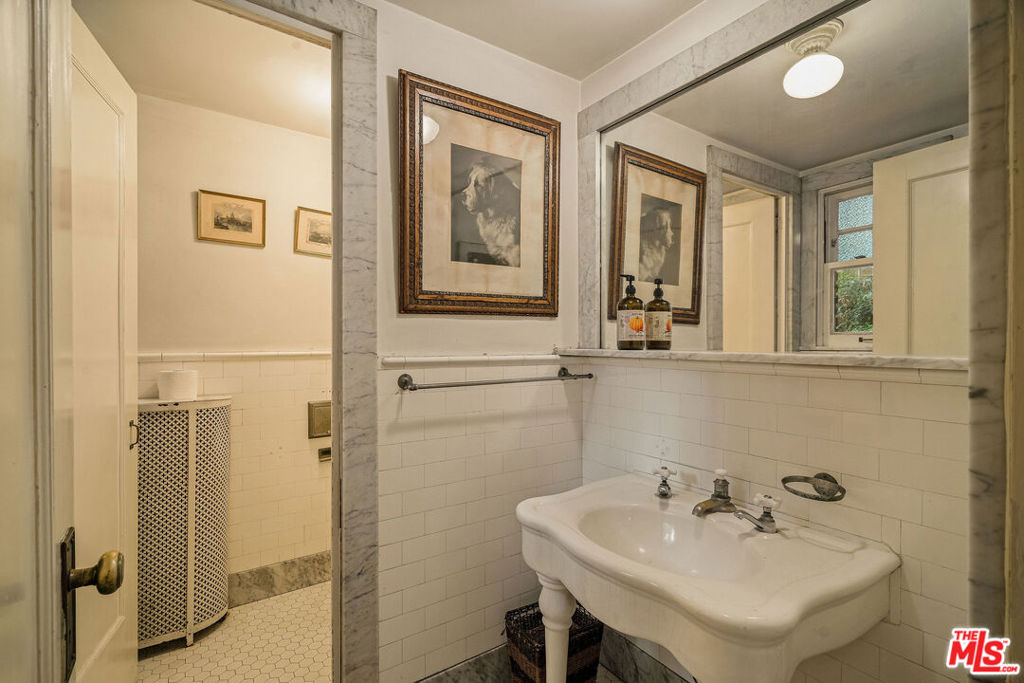 1130 Westchester Place Property Photo 20