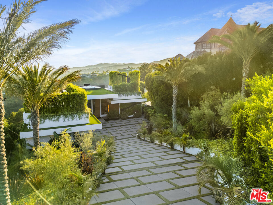 1033 Somera Road Property Photo 3