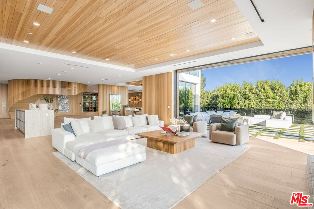 1033 Somera Road Property Photo 14