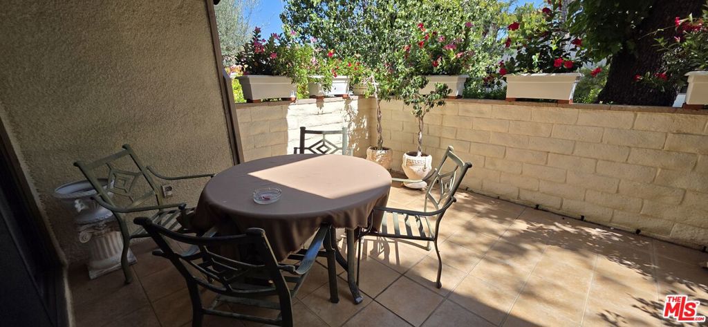 17707 Magnolia Boulevard Property Photo 5