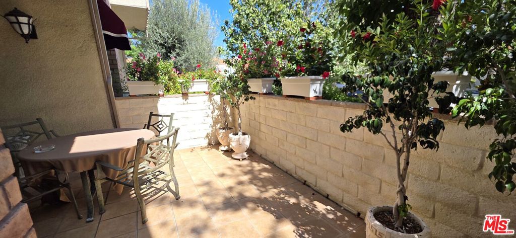 17707 Magnolia Boulevard Property Photo 6