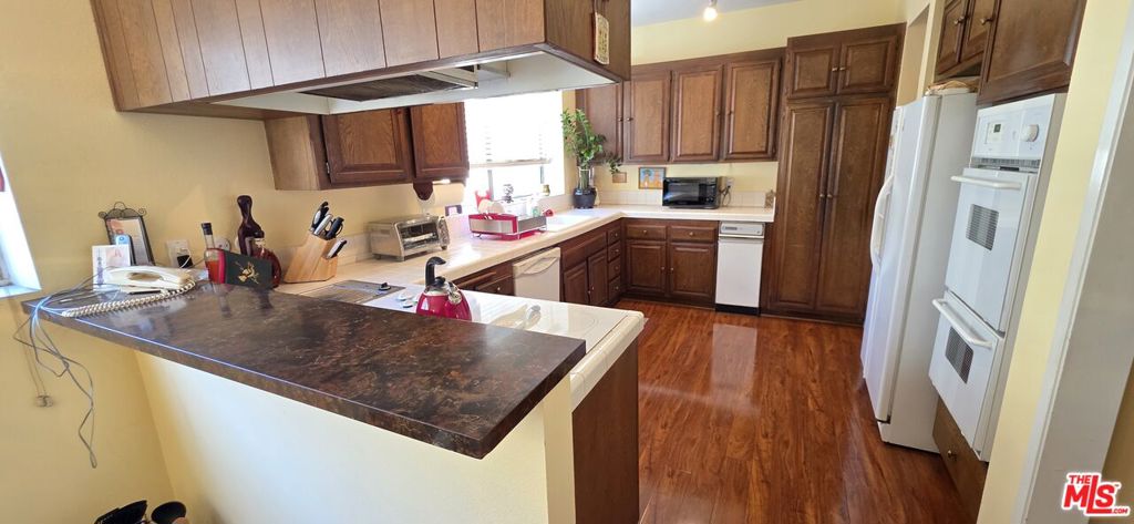 17707 Magnolia Boulevard Property Photo 10
