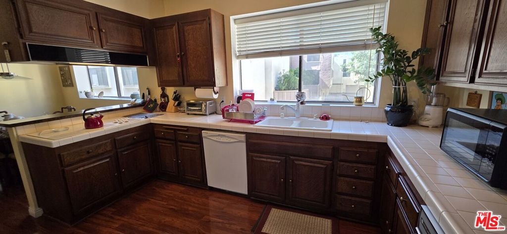 17707 Magnolia Boulevard Property Photo 12