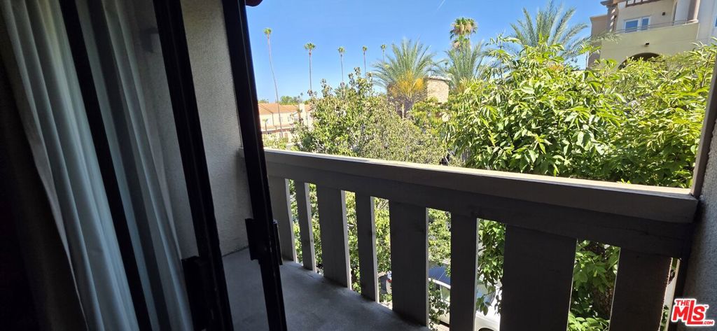 17707 Magnolia Boulevard Property Photo 24