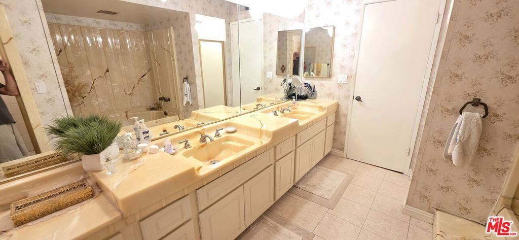 17707 Magnolia Boulevard Property Photo 30