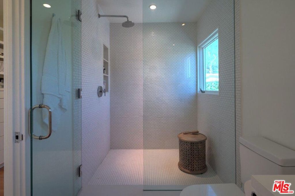 2439 Carman Crest Drive Property Photo 12