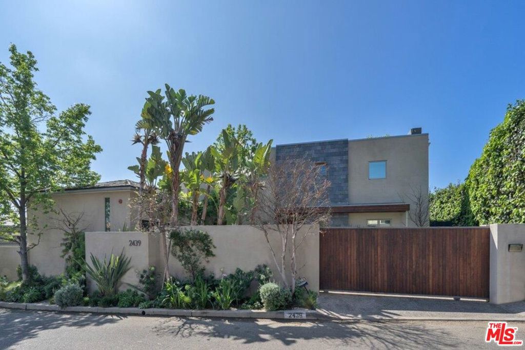 2439 Carman Crest Drive Property Photo 18