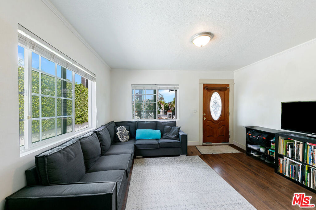 2821 S Sycamore Avenue Property Photo 6