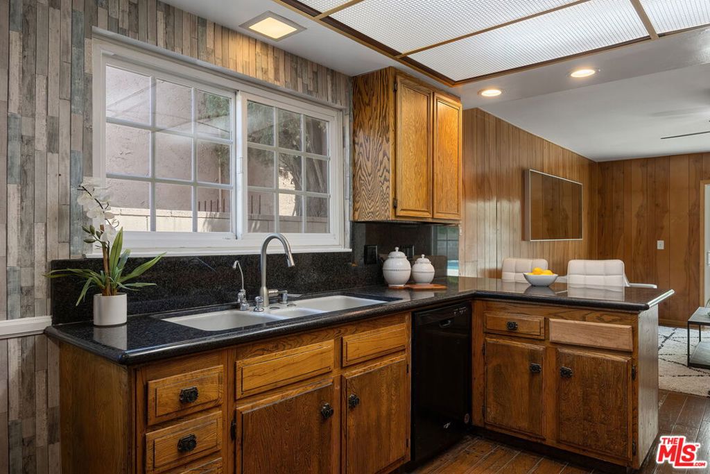 12622 Amboy Avenue Property Photo 17