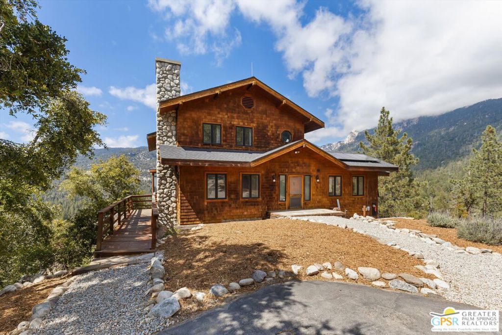 54620 Crest Drive Property Photo 4