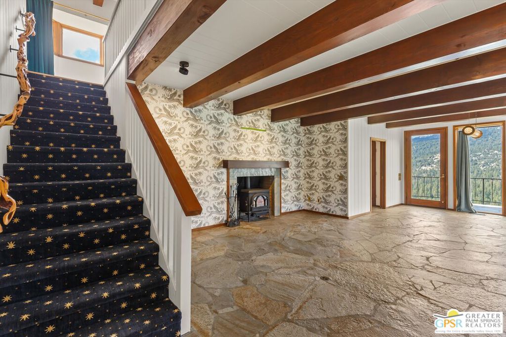 54620 Crest Drive Property Photo 5