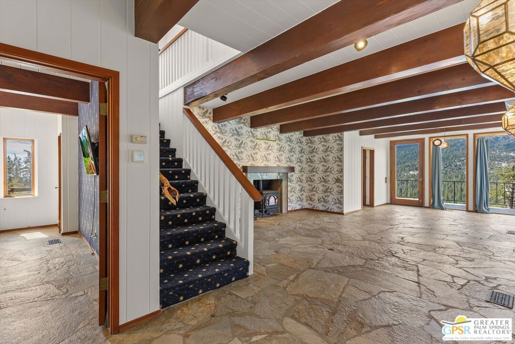 54620 Crest Drive Property Photo 6
