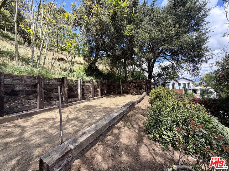 6871 Pacific View Drive Property Photo 25