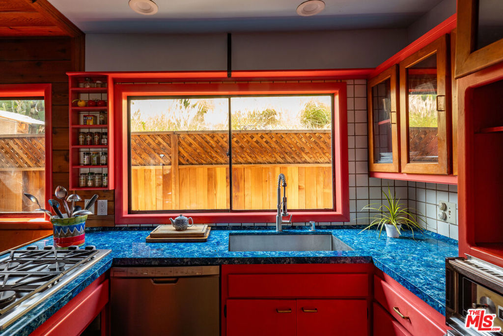 6105 Mulholland Highway Property Photo 11