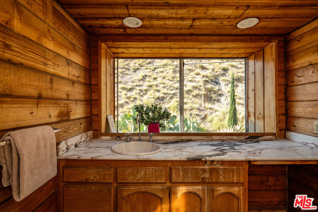 6105 Mulholland Highway Property Photo 21