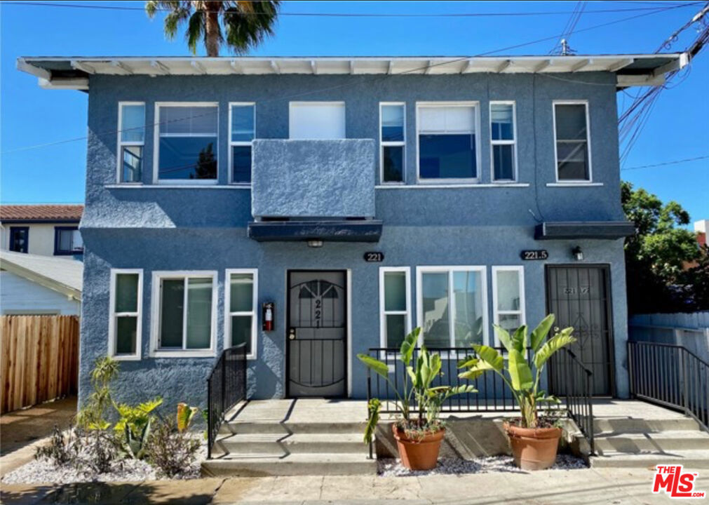 219 E 10th Street Property Photo 1