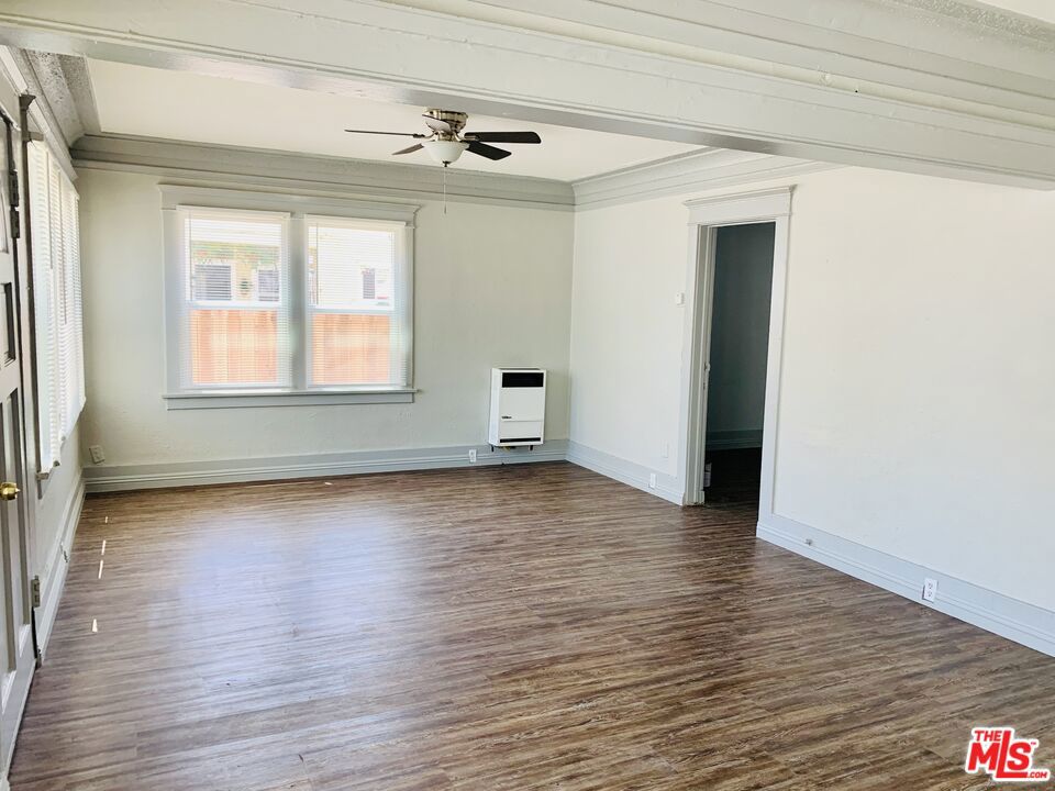 219 E 10th Street Property Photo 17