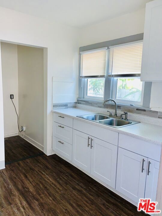 219 E 10th Street Property Photo 20