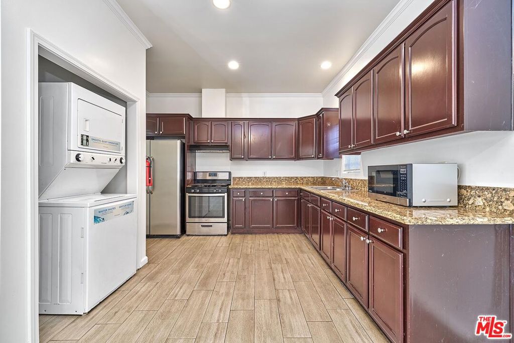 705 S Gramercy Place Property Photo 11