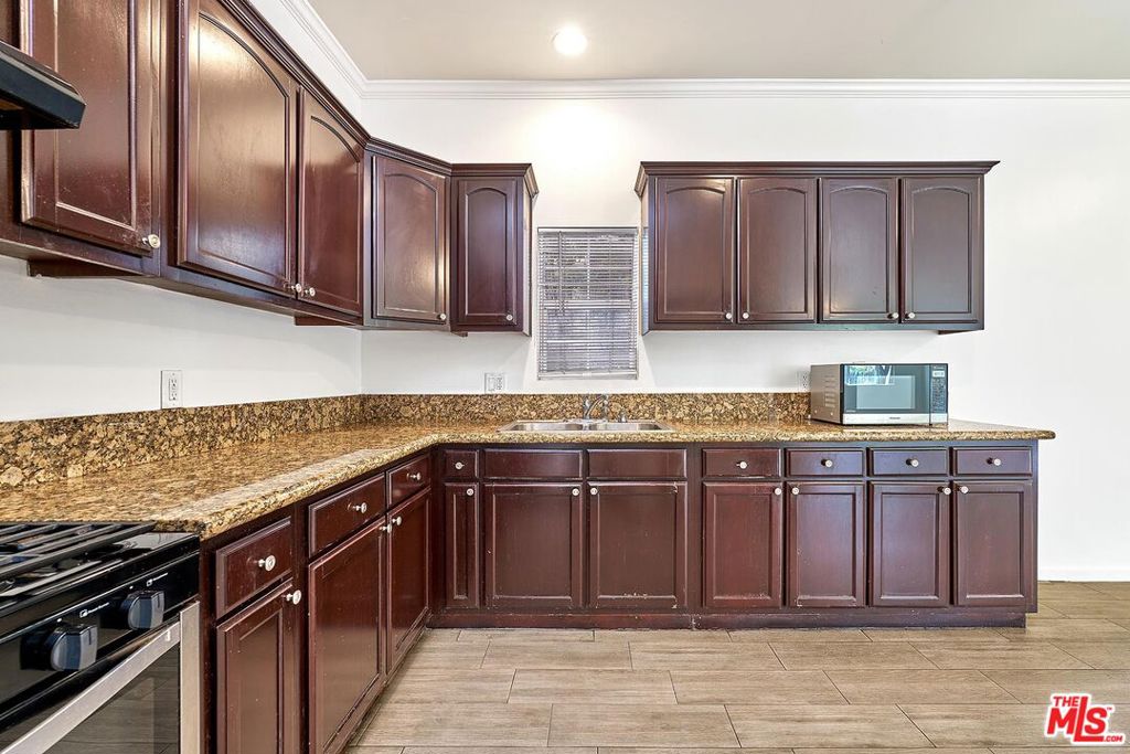 705 S Gramercy Place Property Photo 13