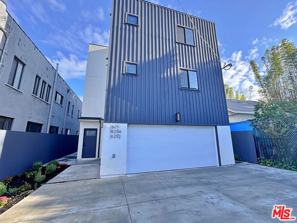 1625 W 37th Place Property Photo 1