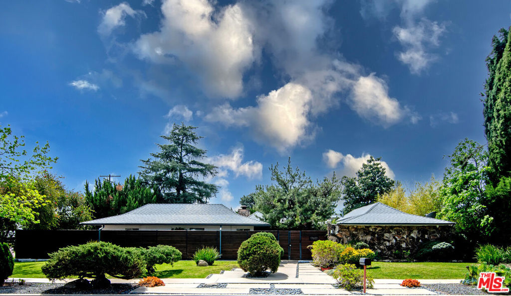 17600 Lemarsh Street Property Photo