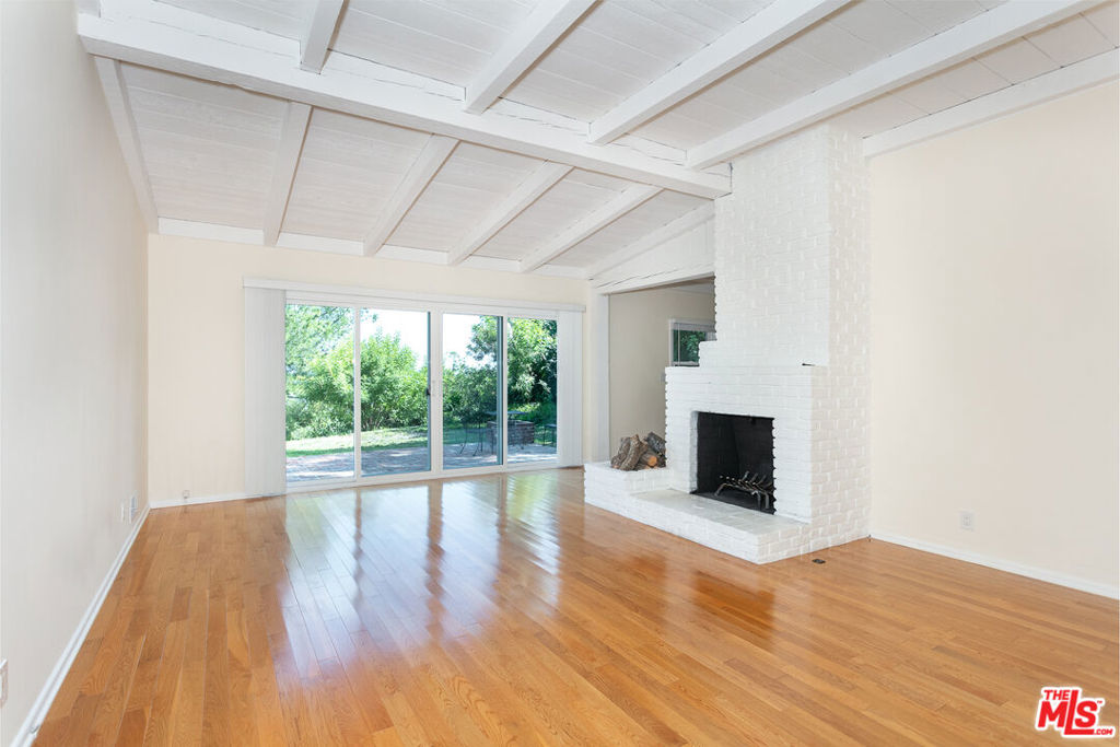 2536 Roscomare Road Property Photo 3
