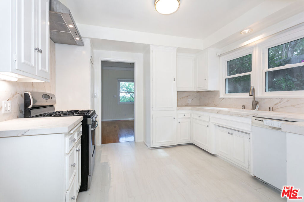 2536 Roscomare Road Property Photo 6