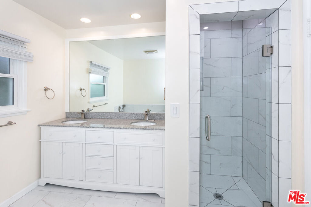 2536 Roscomare Road Property Photo 9