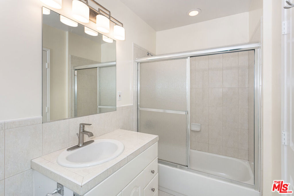 2536 Roscomare Road Property Photo 12